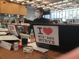 Photo d'Odile Maurin lors du conseil de Toulouse Métropole du 1er avril 21 avec un message de soutien à Mix'Art Myrys sur son ordi