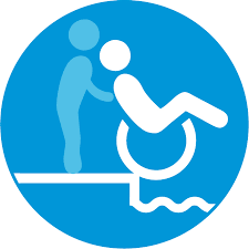 Image avec un rond bleu avec une personne en bleu clair qui pousse une personne dans un fauteuil, tous 2 blancs, et qui pousse dans le vide avec une étendue d'eau en dessous