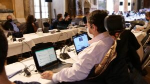 Odile Maurin dans la salle des illustres de la mairie de Toulouse devant son ordinateur et avec son capteur de CO2 lors du conseil municipal du 22 octobre 21