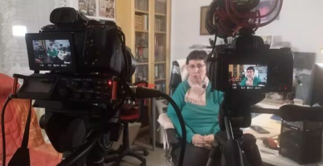 Photo d'Odile Maurin lors du tournage du documentaire d'Amnesty, devant mon bureau chez moi avec les caméras en 1er plan