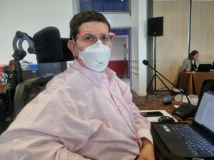 Odile Maurin lors du conseil de la métropole du 8 février 2024 aux espaces Vanel à Toulouse - photo du haut du corps dans son fauteuil avec une chemise rose et un masque FFP2