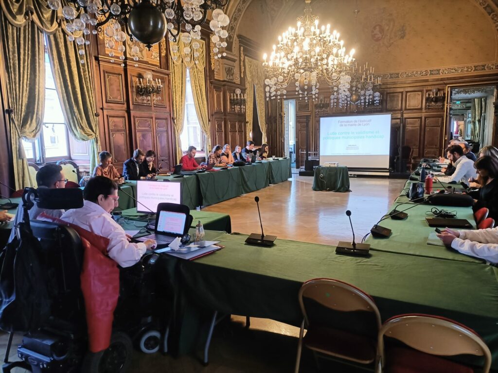 Photo d'Odile Maurin en octobre 2023 à l'hotel de ville de Lyon pour la formation de l'éxécutif lyonnais sur le validisme et sur les politiques municipales en matière d'accessibilité et de handicap