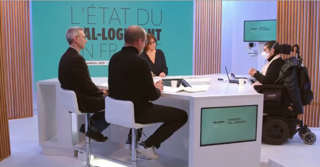 Photo Odile Maurin le 4 février 2025 sur le plateau de l'ex-Fondation Abbé Pierre, devenue Fondation pour le logement des défavorisés, avec une journaliste, Manuel Domergue, directeur de la Fondation, et de dos Pierre-Yves Baudot, sociologue. Et à l'écran affiché l'état du mal-logement en France