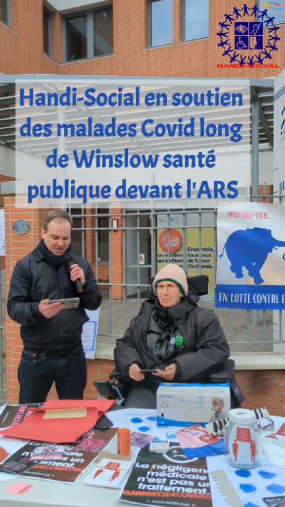 Visuel avec Benjamin Monestiez, secrétaire de l'association, et Odile Maurin, présidente de l'association Handi-Social, devant l'entrée de l'ARS Midi-Pyrénées, avec une table comportant de nombreux flyers et la banderole de Winslow Santé Publique. Titre : Handi-Social en soutien des malades Covid long de Winslow Santé Publique devant l'ARS.
