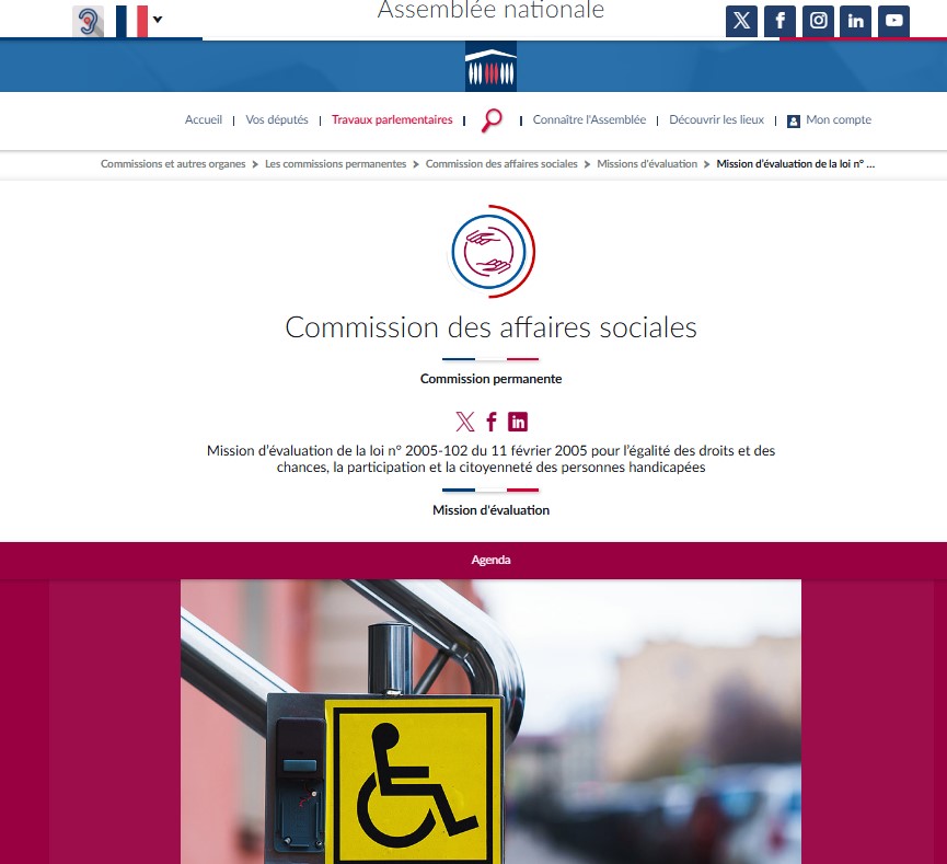 Capture d'écran du site de l'Assemblée nationale avec mention de la commission des affaires sociales et mission d'évaluation de la loi n° 2005-102 du 11 février 2005 pour l'égalité des droits et des chances, la participation et la citoyenneté des personnes handicapées, une photo d'illustration et un logo fauteuil roulant.