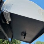 Traces du choc à l'arrière du Skoda Yéti sur le hayon en juillet 2022, réparé avec du scotch.