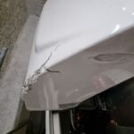 Traces du choc à l'arrière du Skoda Yéti sur le hayon en juillet 2022, réparé avec du scotch.