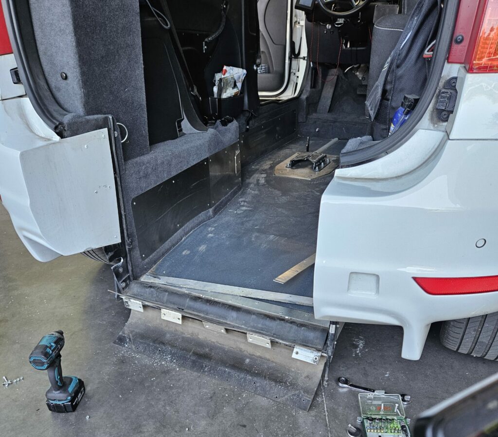 Mon Skoda Yeti vu de l'arrière, rampe et hayon ouvert, montrant le chemin et la place pour venir se mettre en fauteuil derrière le volant et le joystick pour conduire au centre