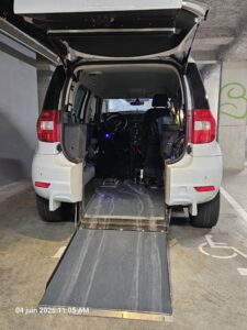 Mon Skoda Yeti vu de l'arrière, rampe et hayon ouvert, montrant le chemin et la place pour venir se mettre en fauteuil derrière le volant et le joystick pour conduire au centre