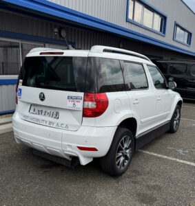 Skoda Yéti blanc de 2017 aménagé conduite en fauteuil avec joystick par ACA à vendre, photo de l'arrière et coté droit