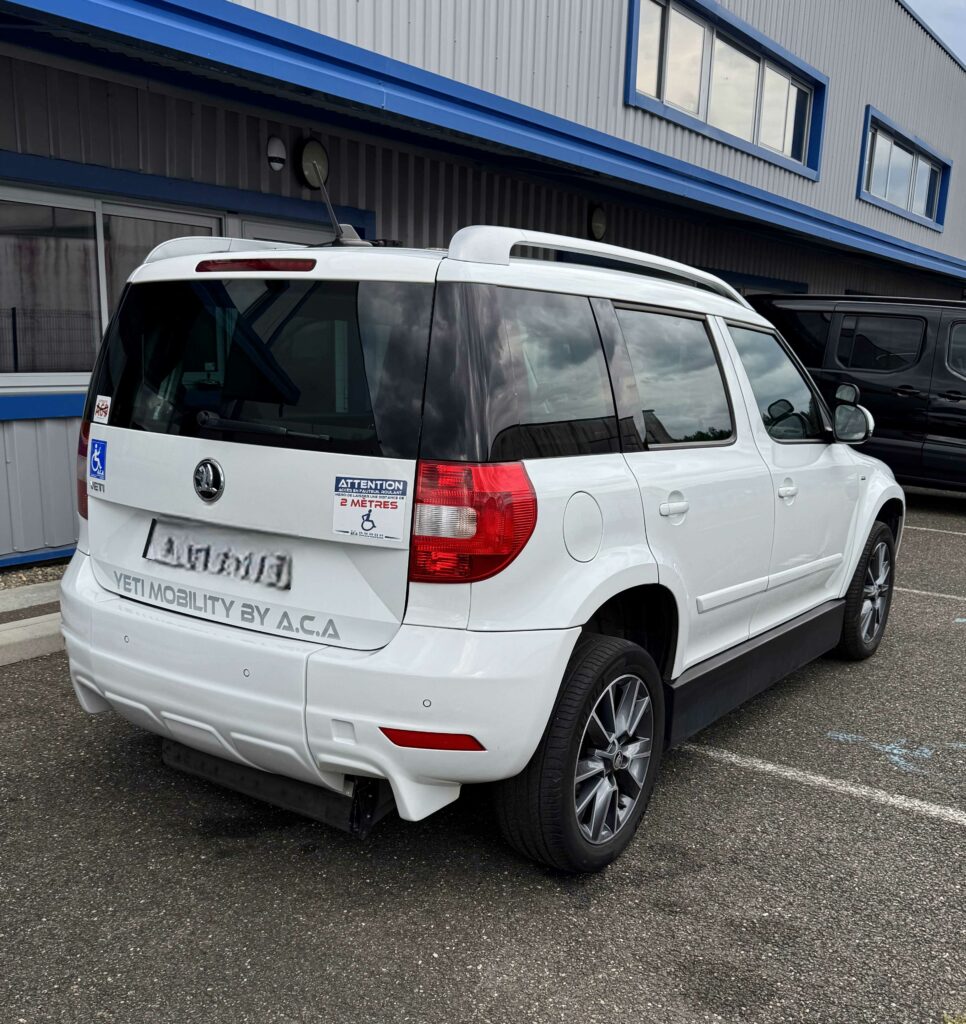 Skoda Yéti blanc de 2017 aménagé conduite en fauteuil avec joystick par ACA à vendre, photo de l'arrière et du côté droit.