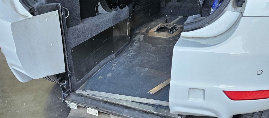 Mon Skoda Yeti vu de l'arrière, rampe et hayon ouvert, montrant le chemin et la place pour venir se mettre en fauteuil derrière le volant et le joystick pour conduire au centre